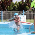 J’apprends à nager pendant les vacances scolaires de mars